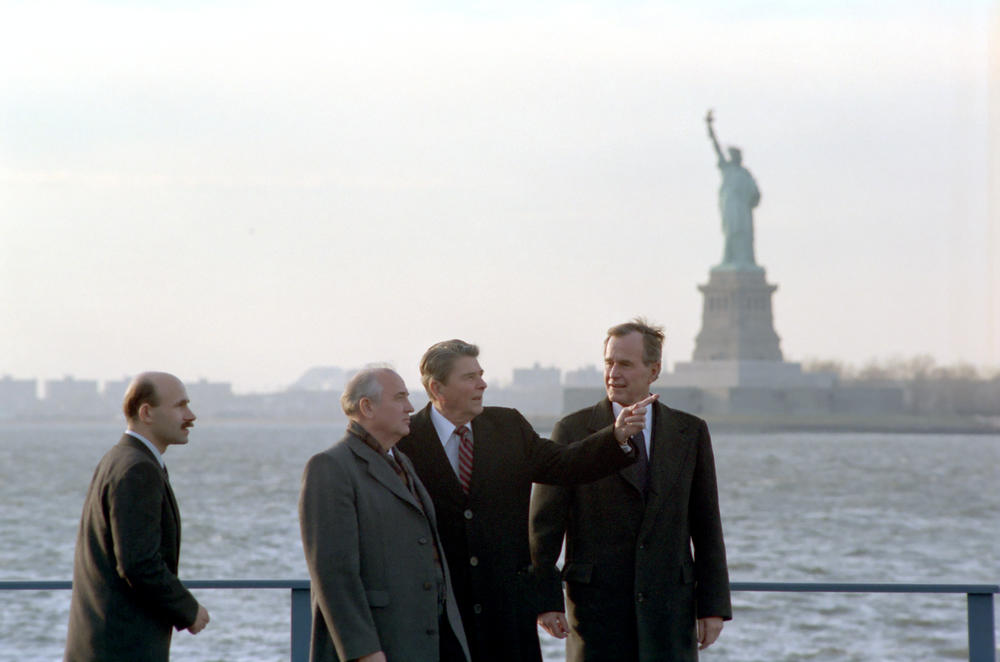 Soviet General Secretary Gorbachev shows openness towards the Western liberal power: Visiting President Ronald Reagan and Vice President Bush on Governor's Island in New York on 07 Dec 1988.