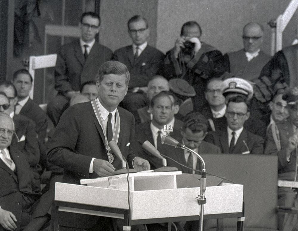 John F. Kennedy, President of the USA, during his speech in front of the Henry Ford Building, photographer: Reinhard Friedrich / FU Berlin, Universitätsarchiv