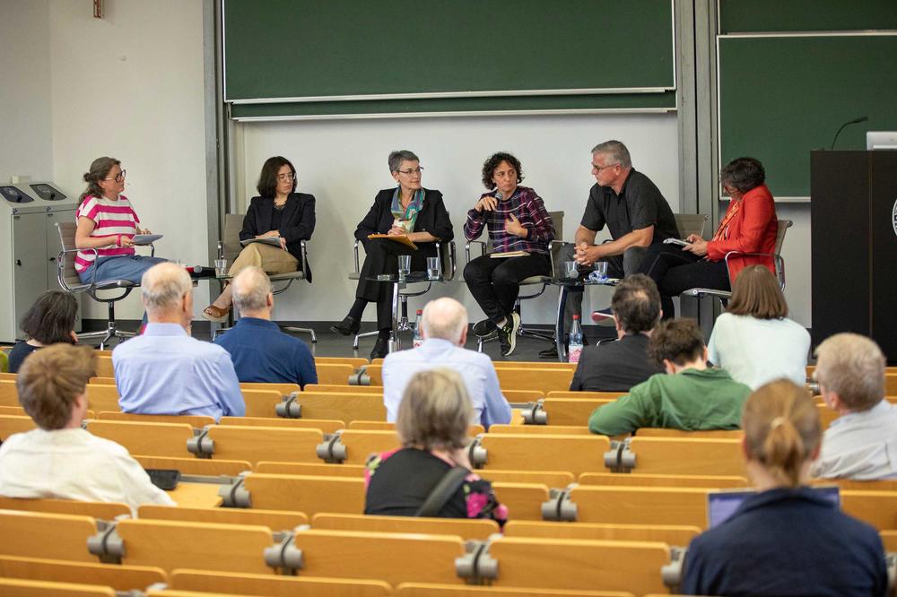 (from left to right) Moderator Katja Weber in conversation with Lora Anne Viola, Kathrin Zippel, Rachel Tausendfreund, Mattias Kumm, and Tanja Börzel.