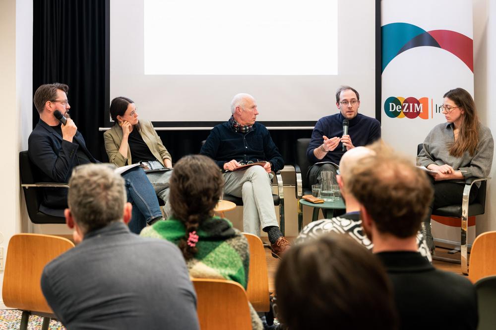 (from left to right) Moderator Dr. Olaf Kleist (DeZIM-Institut) in conversation with Dr. Ramona Rischke (DeZIM-Institut), Prof. Dr. Jürgen Gerhards, Prof. Dr. Daniel Drewski and Dr. Friederike Römer (DeZIM-Institut)